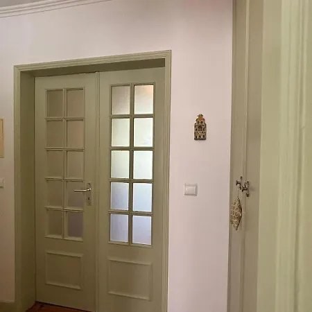 Apartamento With Private Garden